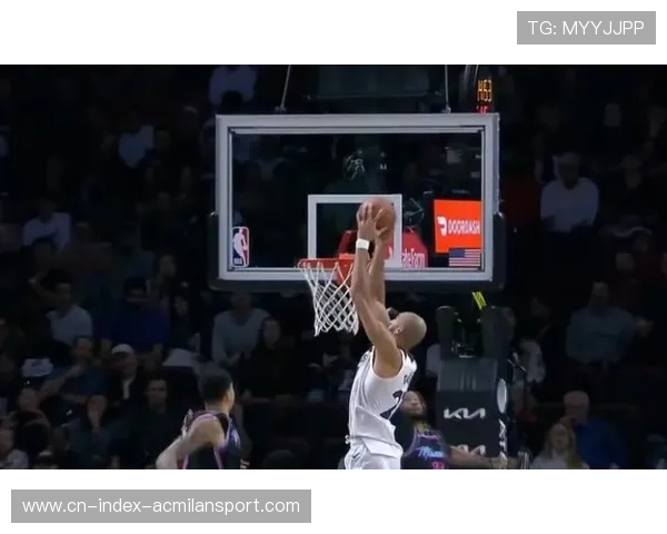 戈贝尔空接暴扣展现禁区统治力